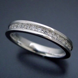 「究極のシンプルさ。重ね付けに最高のハーフエタニティ。」：北海道・Tさま・30代女性（購入商品：一番シンプルなハーフエタニティリング [B2201]）