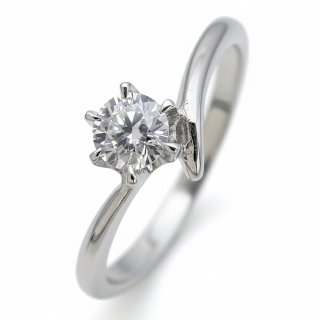 「0.3ctの非対称デザイン。モダンで洗練された輝き。」：栃木県・Sさま・20代男性（購入商品：0.3カラット版：左右非対称のシンプルなティファニー爪のデザインの婚約指輪 [BE54-03]）