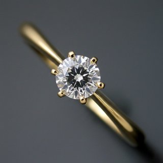 「18金と0.5カラット。王道デザインを私らしく輝く。」：福島県・Mさま・30代女性（購入商品：0.5カラット版：K18婚約指輪：ティファニーセッティング風 ダイヤモンド [BE36-05]）