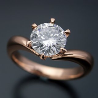 「1ctVライン。ピンクゴールドの優雅な輝き。」：三重県・Sさま・30代女性（購入商品：１カラット版：６本爪Vラインデザインの婚約指輪 [1ct-BE61]）