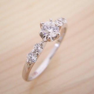 三重県・A さま（購入商品：6本爪サイド2Pメレデザインの婚約指輪 [BE-66]）