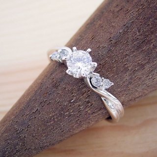 富山県・G さま（購入商品：天使の羽デザイン6本爪の婚約指輪 [BE-67]）
