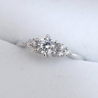 山形県・Sさま（購入商品：ティファニーセッティングの6本爪でサイドメレダイヤが豪華な婚約指輪 [BE-71]）
