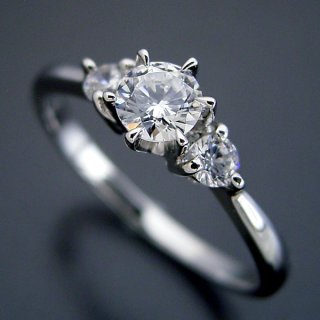 「0.5ctスリーストーン。上品な輝きと着け心地に大満足。」：愛媛県・Oさま・30代女性（購入商品：0.5カラット版：ティファニーセッティングの6本爪サイドメレスリーストーンタイプの婚約指輪 [BE65-05]）