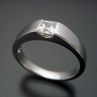 三重県・F さま（購入商品：プリンセスカットダイヤモンドを使ったシンプルでスッキリとした婚約指輪 [No,5373]）