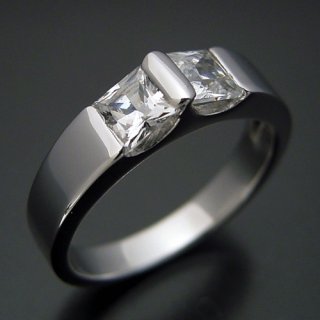 山口県・Mさま（購入商品：プリンセスカットダイヤモンドをスタイリッシュに使った婚約指輪[PR020]）