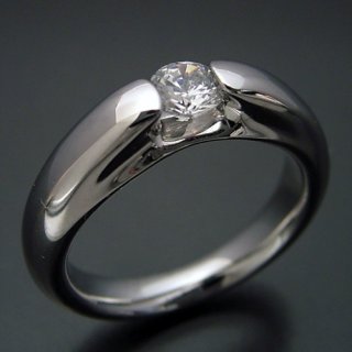 「安心の対応と品質。秘密を込めたシンプルな輝き。」：神奈川県・Ｔさま・30代男性（購入商品：２人にだけ分かる秘密を持った婚約指輪[R3359]）