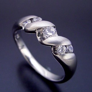 新潟県・Iさま（購入商品：スタンダードなデザインながら気を使った婚約指輪 [R3490]）