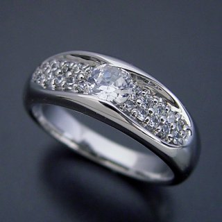 三重県・Mさま（購入商品：メレダイヤモンドも主役の婚約指輪 [R3492]）