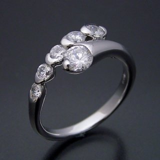 福井県・Iさま（購入商品：美しく豪華な婚約指輪 [R4064改]）