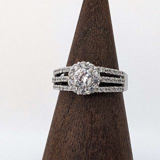 「憧れの店で豪華リング。期待超える品質に感動」山梨県・Ｋさま・20代女性（購入商品：豪華なのに上品な婚約指輪[R4809]）