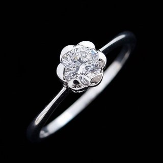 「素敵なフラワー。可愛さと実用性に大満足。」：千葉県・Mさま・20代男性（購入商品：0.5カラット版：フラワーデザイン伏せこみタイプの婚約指輪 [BE57-05]）