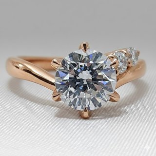 「真夏に注文。秋に届いたピンクゴールドの1カラット。」：長崎県・Sさま・40代女性（購入商品：0.5カラット版：K18婚約指輪：ティファニーセッティング風 ダイヤモンド [BE36-05]）