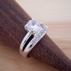 画像2: １カラット版：１本の指輪なのに重ね着けしているような婚約指輪 (2)