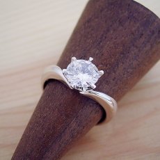 画像2: １カラット版：６本爪Vラインデザインの婚約指輪 (2)