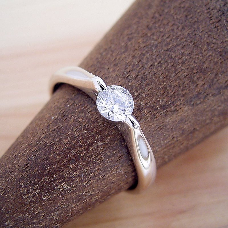 画像1: 0.5カラット版：エタニティリングなどと重ね着けするには最適な、２点留め伏せこみタイプの婚約指輪 (1)