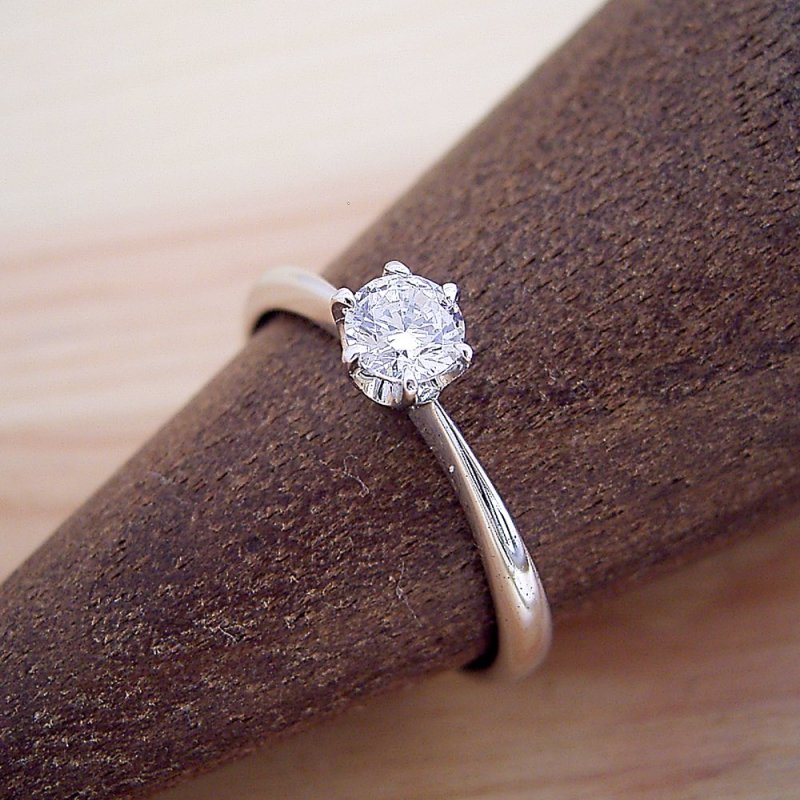 画像2: 0.3カラット版：プラチナ婚約指輪：ティファニーセッティング風 ダイヤモンド (2)