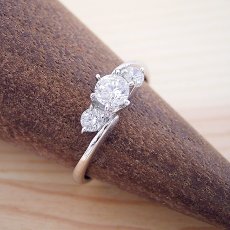 画像1: ティファニーセッティングの６本爪をベースに左右に大きなメレダイヤを留めた、６本爪サイドメレデザインの婚約指輪 (1)