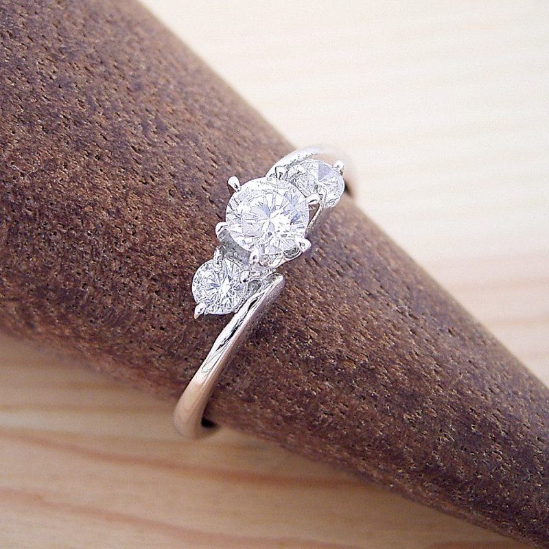 画像5: 0.5カラット版：ティファニーセッティングの６本爪をベースに左右に大きなメレダイヤを留めた、６本爪サイドメレデザインの婚約指輪 (5)