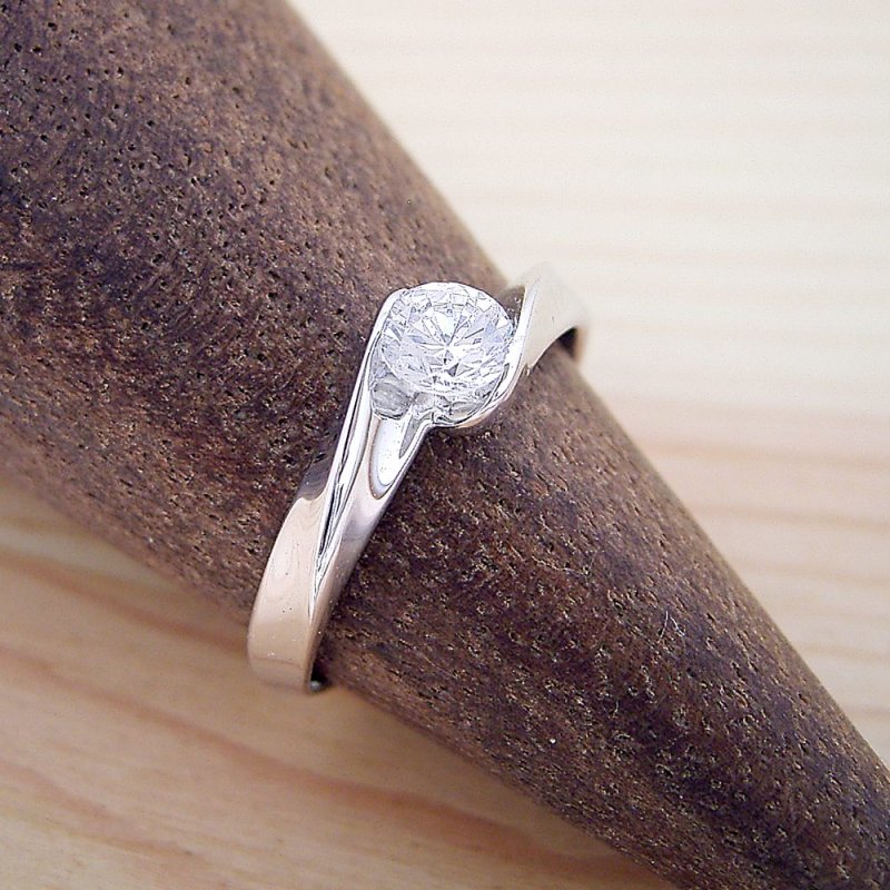 画像3: 0.5カラット版：面がシャキッとして硬質な婚約指輪 (3)