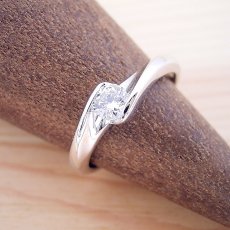 画像2: 流れるようなラインの伏せこみタイプの婚約指輪 (2)