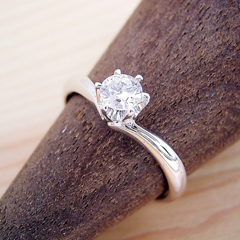 画像1: 0.5カラット版：6本爪ティファニータイプVラインデザインの婚約指輪 (1)