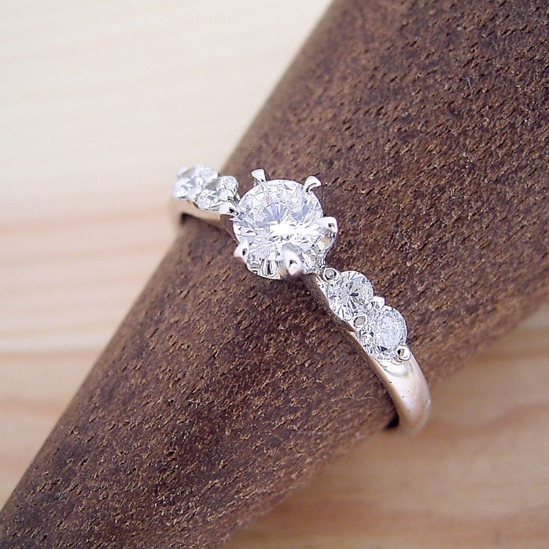 画像4: 0.5カラット版：ティファニーセッティングの6本爪サイド2石のメレデザインの婚約指輪 (4)