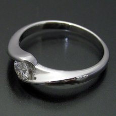 画像2: 流れるようなラインの伏せこみタイプの婚約指輪 (2)