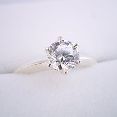 画像1: １カラット版：どの指輪のデザインとも違う、６本爪ティファニーセッティングタイプの婚約指輪 (1)