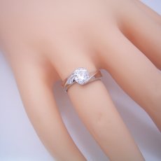画像5: １カラット版：面がシャキッとして硬質な婚約指輪 (5)