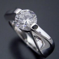 画像1: １カラット版：デザイン性が豊かなスタンダードな婚約指輪 (1)