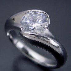 画像1: １カラット版：流れるようなラインの伏せこみタイプの婚約指輪 (1)