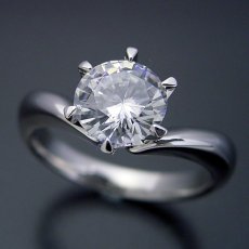 画像1: １カラット版：６本爪Vラインデザインの婚約指輪 (1)
