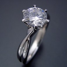 画像4: １カラット版：シンプルにデザインされている婚約指輪 (4)