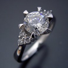 画像1: １カラット版：６本爪ゴージャスデザインの婚約指輪 (1)