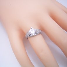 画像5: １ｃｔ版：柔らかい印象の可愛い婚約指輪 (5)