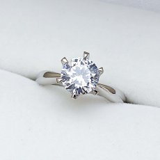 画像3: ２カラットのダイヤモンドを留めた６本爪ティファニーセッティングタイプの婚約指輪 (3)