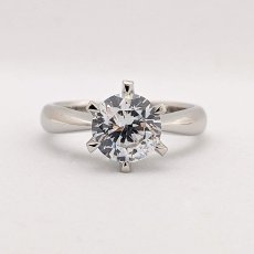 画像1: ２カラットのダイヤモンドを留めた６本爪ティファニーセッティングタイプの婚約指輪 (1)