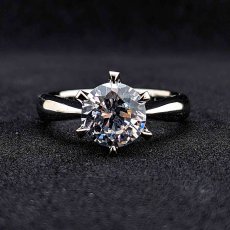 画像4: ２カラットのダイヤモンドを留めた６本爪ティファニーセッティングタイプの婚約指輪 (4)
