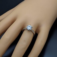 画像6: ２カラットのダイヤモンドを留めた６本爪ティファニーセッティングタイプの婚約指輪 (6)