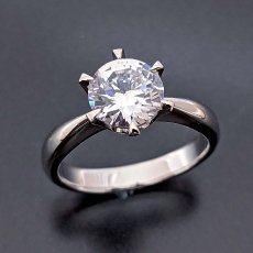 画像2: ２カラットのダイヤモンドを留めた６本爪ティファニーセッティングタイプの婚約指輪 (2)