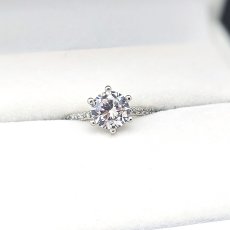 画像2: ダイヤモンドとエタニティリングを組み合わせたクラシックでも新しい２カラットの婚約指輪 (2)