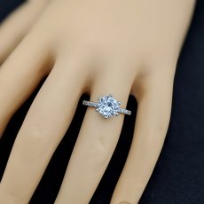 画像7: ダイヤモンドとエタニティリングを組み合わせたクラシックでも新しい２カラットの婚約指輪 (7)