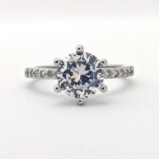 画像1: ダイヤモンドとエタニティリングを組み合わせたクラシックでも新しい２カラットの婚約指輪 (1)