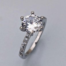 画像4: ダイヤモンドとエタニティリングを組み合わせたクラシックでも新しい２カラットの婚約指輪 (4)