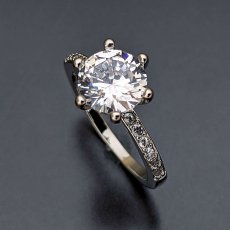 画像5: ダイヤモンドとエタニティリングを組み合わせたクラシックでも新しい２カラットの婚約指輪 (5)