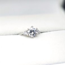 画像2: ２カラットダイヤモンドと両側にもダイヤモンドを留めたスリーストーンの婚約指輪 (2)