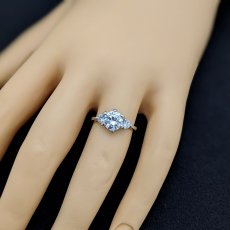 画像7: ２カラットダイヤモンドと両側にもダイヤモンドを留めたスリーストーンの婚約指輪 (7)