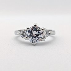 画像1: ２カラットダイヤモンドと両側にもダイヤモンドを留めたスリーストーンの婚約指輪 (1)