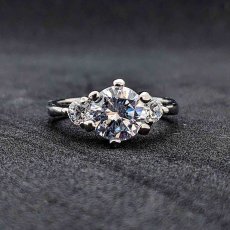 画像3: ２カラットダイヤモンドと両側にもダイヤモンドを留めたスリーストーンの婚約指輪 (3)